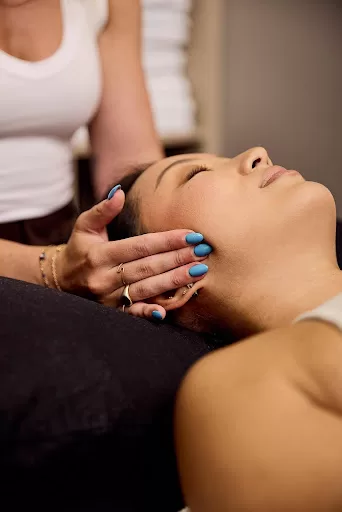 Osteopath performing jaw treatment at an osteopathic clinic to support comfort and mobility